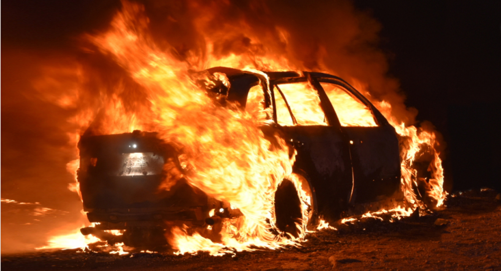 Castellafiume Auto In Fiamme Nella Notte Il Faro