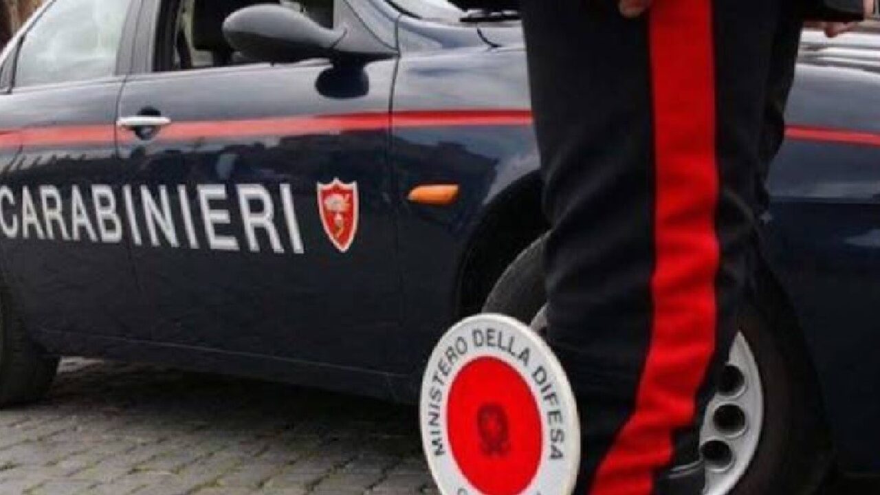 PESCARA. FERMATA AUTO CON LAMPEGGIANTE BLU SIMILE A QUELLO DELLE