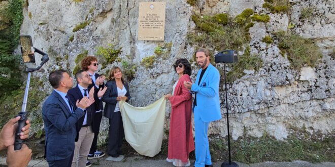 Svelata la targa in ricordo di Marcello Ercole sul santuario della Madonna di Pietraquaria, luogo prescelto dall’artista avezzanese per meditare, rigenerarsi e sua fonte di ispirazione